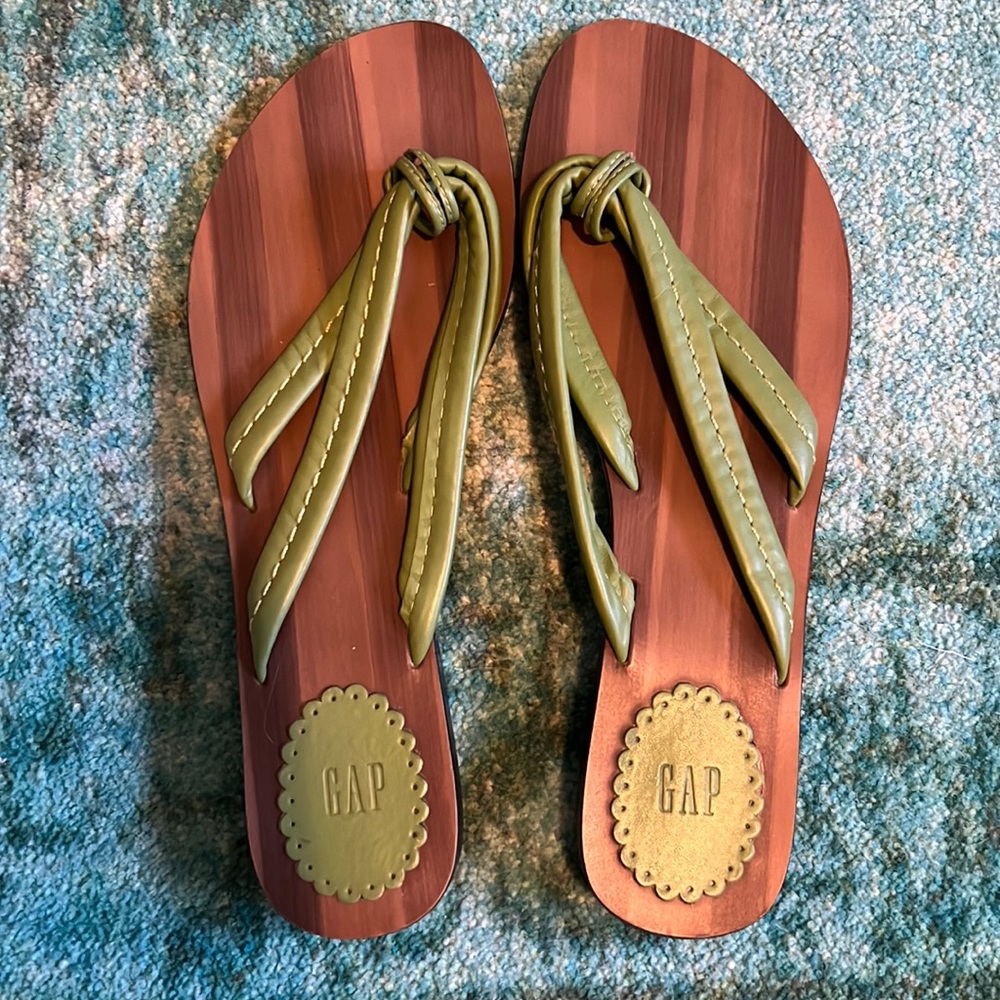Vintage Gap sandal with a lil lift.